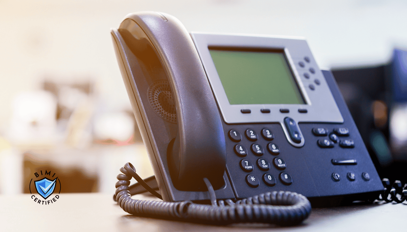 En modern telefon på skrivbordet i väntan på ett BIMI-verifieringssamtal